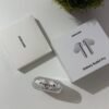 Les Samsung Galaxy Buds 3 sont des écouteurs sans fil Bluetooth modernes offrant un son de qualité, une réduction active du bruit (ANC), une excellente autonomie et un design confortable. Ils sont particulièrement adaptés aux smartphones Samsung Galaxy, mais restent compatibles avec les appareils Android et autres équipements Bluetooth. Points forts : 🎧 Son haute qualité 🔇 Réduction active du bruit (ANC) 📱 Connexion Bluetooth 🔋 Bonne autonomie avec boîtier de recharge 💧 Résistance à l’eau et à la transpiration 🎙️ Microphones intégrés pour les appels ⚡ Recharge rapide 📲 Idéal pour smartphones Samsung Galaxy