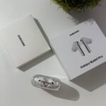 Les Samsung Galaxy Buds 3 sont des écouteurs sans fil Bluetooth modernes offrant un son de qualité, une réduction active du bruit (ANC), une excellente autonomie et un design confortable. Ils sont particulièrement adaptés aux smartphones Samsung Galaxy, mais restent compatibles avec les appareils Android et autres équipements Bluetooth. Points forts : 🎧 Son haute qualité 🔇 Réduction active du bruit (ANC) 📱 Connexion Bluetooth 🔋 Bonne autonomie avec boîtier de recharge 💧 Résistance à l’eau et à la transpiration 🎙️ Microphones intégrés pour les appels ⚡ Recharge rapide 📲 Idéal pour smartphones Samsung Galaxy