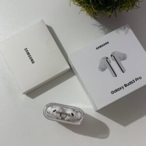 Les Samsung Galaxy Buds 3 sont des écouteurs sans fil Bluetooth modernes offrant un son de qualité, une réduction active du bruit (ANC), une excellente autonomie et un design confortable. Ils sont particulièrement adaptés aux smartphones Samsung Galaxy, mais restent compatibles avec les appareils Android et autres équipements Bluetooth. Points forts : 🎧 Son haute qualité 🔇 Réduction active du bruit (ANC) 📱 Connexion Bluetooth 🔋 Bonne autonomie avec boîtier de recharge 💧 Résistance à l’eau et à la transpiration 🎙️ Microphones intégrés pour les appels ⚡ Recharge rapide 📲 Idéal pour smartphones Samsung Galaxy