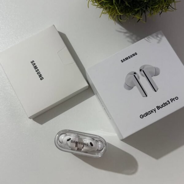 Les Samsung Galaxy Buds 3 sont des écouteurs sans fil Bluetooth modernes offrant un son de qualité, une réduction active du bruit (ANC), une excellente autonomie et un design confortable. Ils sont particulièrement adaptés aux smartphones Samsung Galaxy, mais restent compatibles avec les appareils Android et autres équipements Bluetooth. Points forts : 🎧 Son haute qualité 🔇 Réduction active du bruit (ANC) 📱 Connexion Bluetooth 🔋 Bonne autonomie avec boîtier de recharge 💧 Résistance à l’eau et à la transpiration 🎙️ Microphones intégrés pour les appels ⚡ Recharge rapide 📲 Idéal pour smartphones Samsung Galaxy